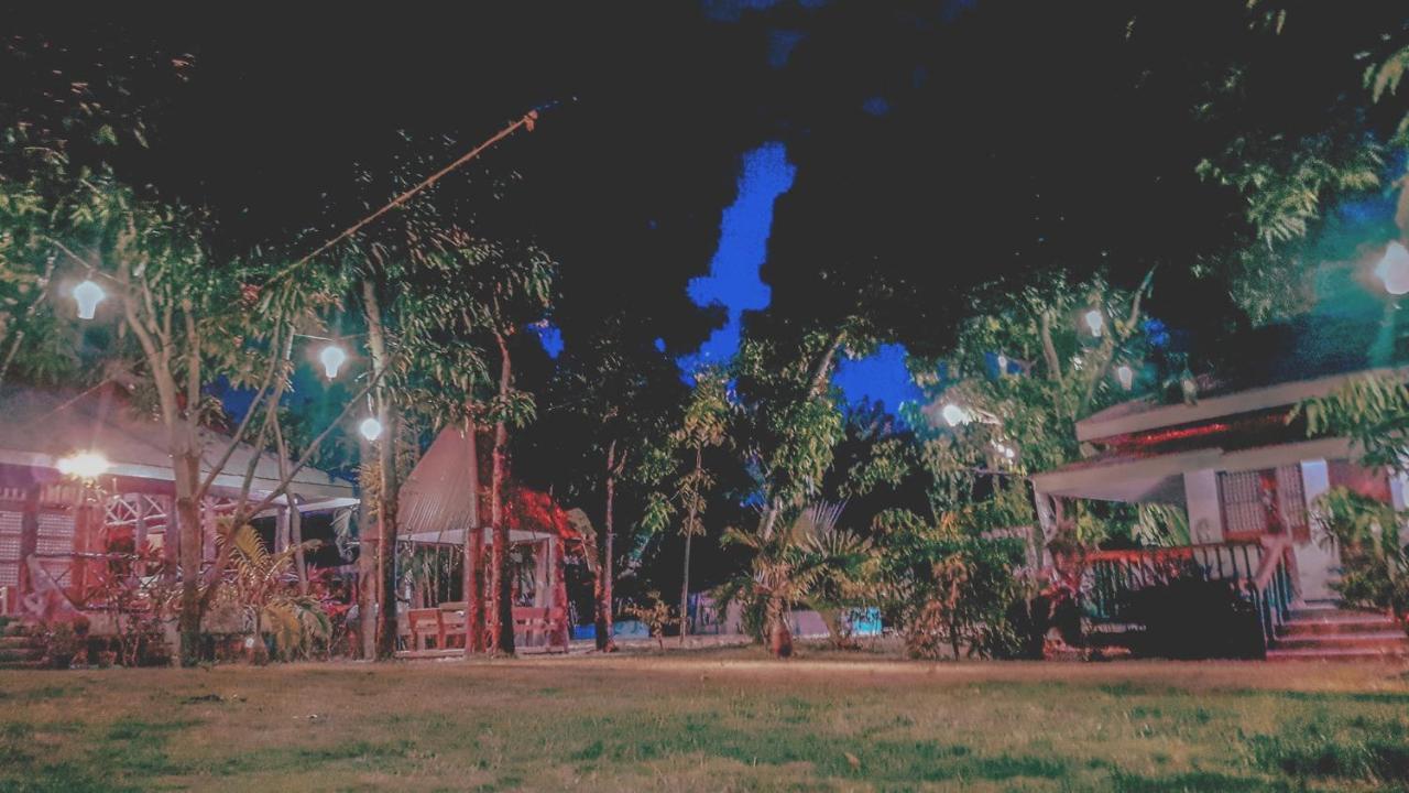 The Pelicans Resort Batangas Buitenkant foto
